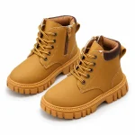 bottines enfant marron non fourrees a bout rond et lacets sur fond blanc
