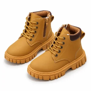 bottines enfant marron non fourrees a bout rond et lacets sur fond blanc
