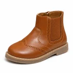 bottines enfant marron retro a perforations decoratives sur fond blanc