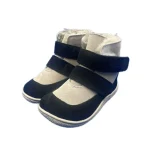 bottines enfant noires et grises fourrees a scratch sur fond blanc