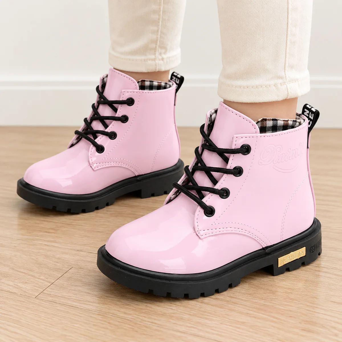 bottines enfant roses a lacets en similicuir portees par un enfant