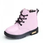 bottines enfant roses a lacets en similicuir sur fond blanc