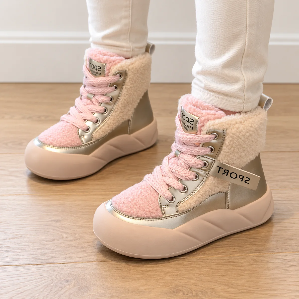 bottines enfant roses a plateforme et empiecements metallises portees par un enfant