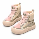 bottines enfant roses a plateforme et empiecements metallises sur fond blanc