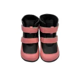 bottines enfant roses et noires a double scratch sur fond blanc