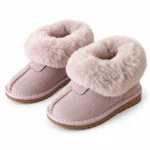 bottines enfant roses fourrees a revers sur fond blanc