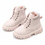 bottines enfant roses non fourrees a bout rond et lacets sur fond blanc