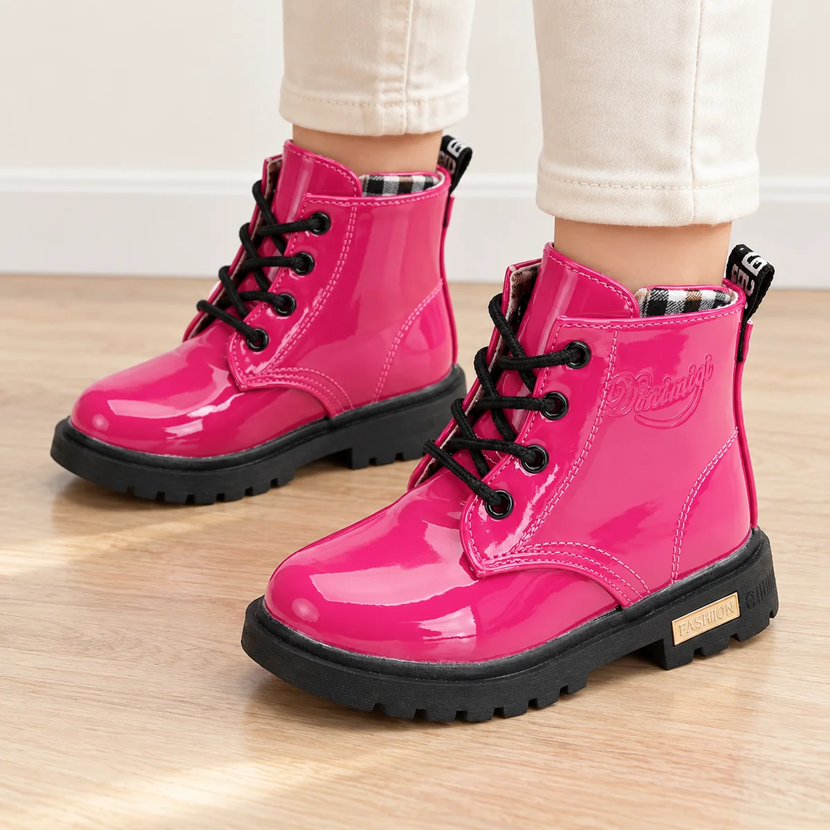 bottines enfant rouge framboise a lacets portees par un enfant