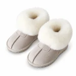 bottines enfant sable fourrees a revers sur fond blanc