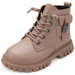 bottines enfant taupe a lacets et semelle crantee sur fond blanc