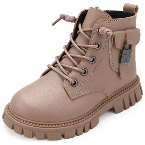 bottines enfant taupe a lacets et semelle crantee sur fond blanc