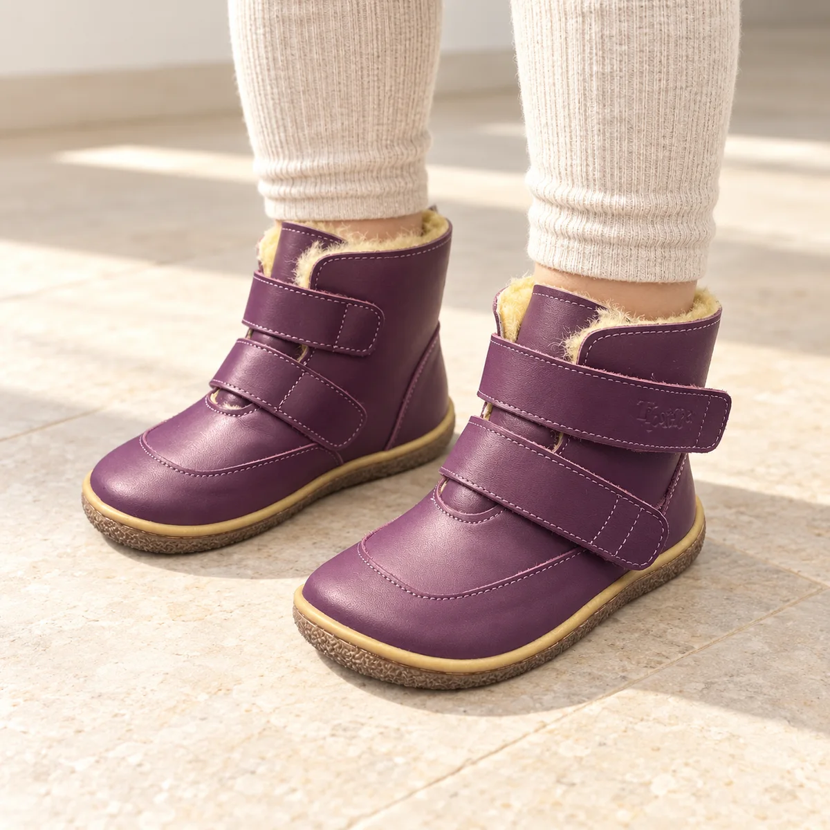 bottines enfant violettes fourrees a double scratch portees par un enfant