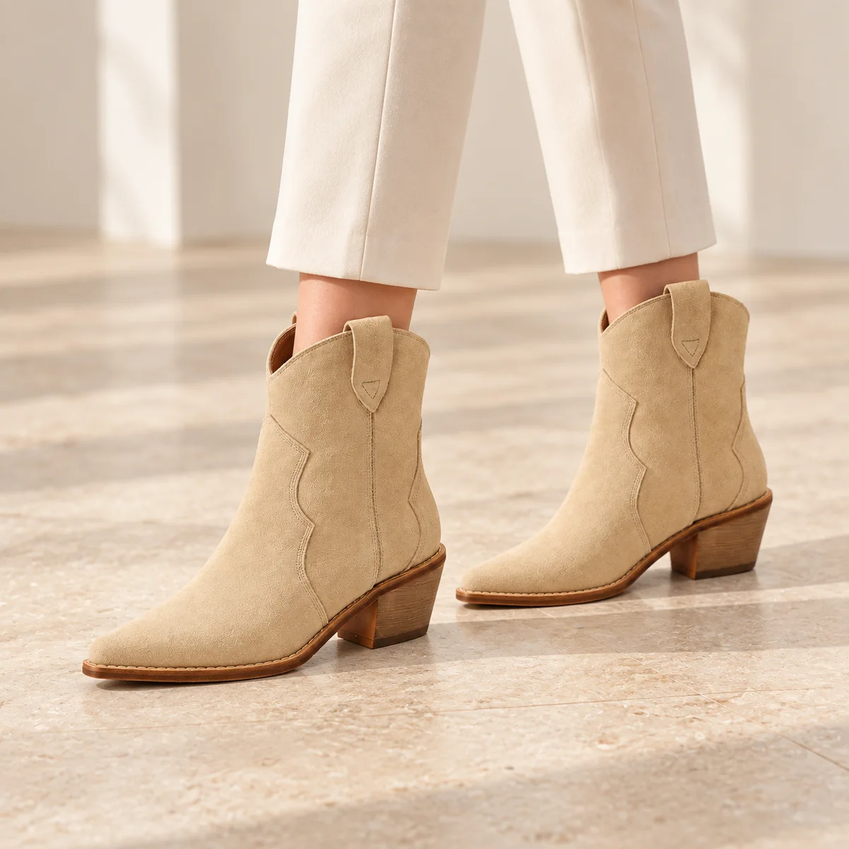 bottines femme beige clair western non fourrees portees par une femme