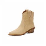 bottines femme beige clair western non fourrees sur fond blanc