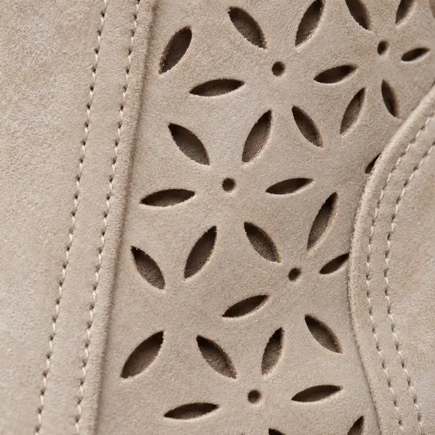 bottines femme beiges ajourees a talon detail des decoupes fleuries 45217