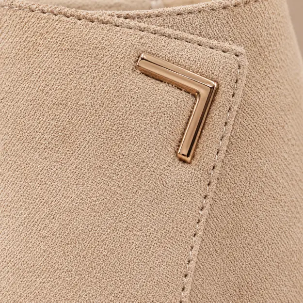 bottines femme beiges en suedine a talon carre detail de la suedine et de lornement 45224