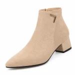 bottines femme beiges en suedine a talon carre vue de trois quarts sur fond blanc 45224