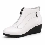 bottines femme blanches fourrees a talon compense vue de trois quarts sur fond blanc 45235