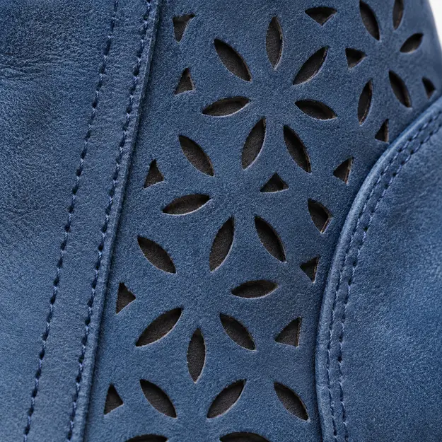bottines femme bleues ajourees a talon detail des decoupes fleuries 45218