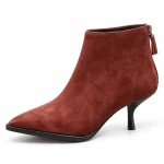 bottines femme bordeaux a petit talon fin vue de trois quarts sur fond blanc 45150