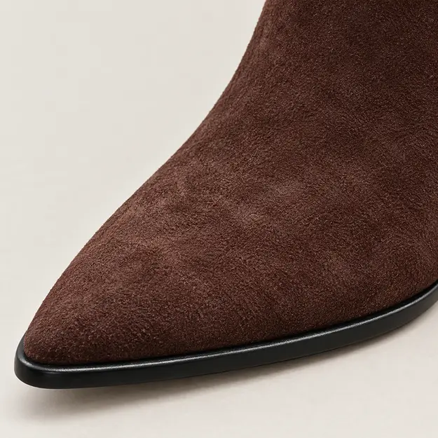 bottines femme cafe a petit talon fin detail du bout pointu et de la finition cafe 45151