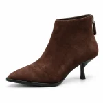bottines femme cafe a petit talon fin vue de trois quarts sur fond blanc 45151