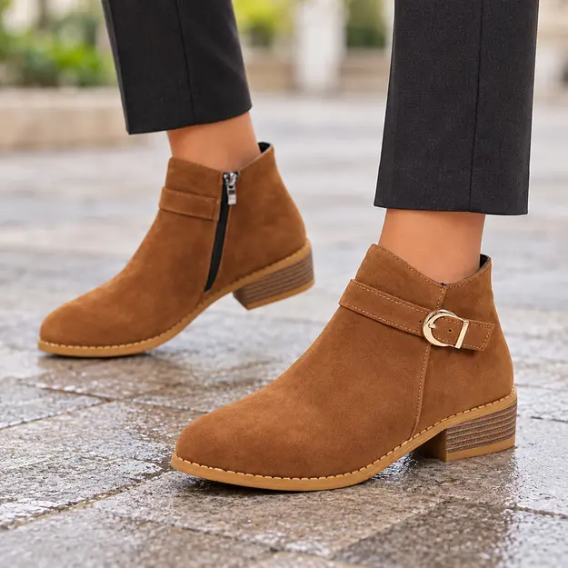 bottines femme camel a boucle et zip portees en marchant avec un pantalon sombre 45154