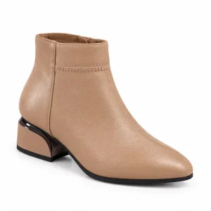 bottines femme camel a talon carre et bout pointu vue de trois quarts sur fond blanc 45243