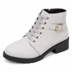 bottines femme grises a lacets et talon carre vue de trois quarts sur fond blanc 45210
