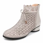 bottines femme grises ajourees a zip vue de trois quarts sur fond blanc 45233