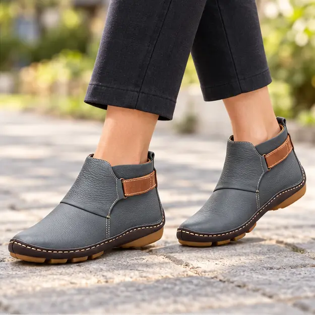 bottines femme grises plates a enfiler portees en marchant avec un pantalon sombre 45230