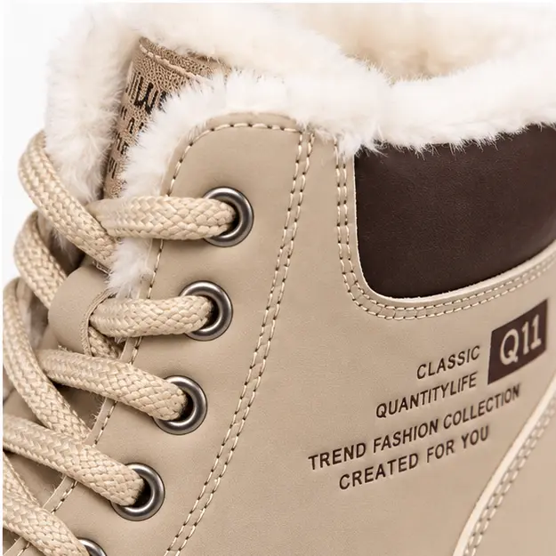 bottines femme kaki fourrees a lacets detail des lacets et de la doublure blanche 45240