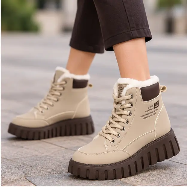 bottines femme kaki fourrees a lacets portees en marchant avec un pantalon sombre 45240