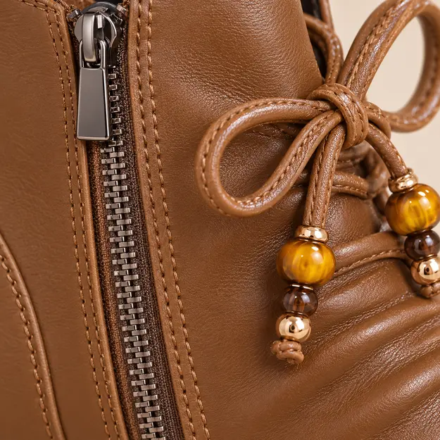 bottines femme marron a lacets et doublure peluche detail des lacets et du zip 45219