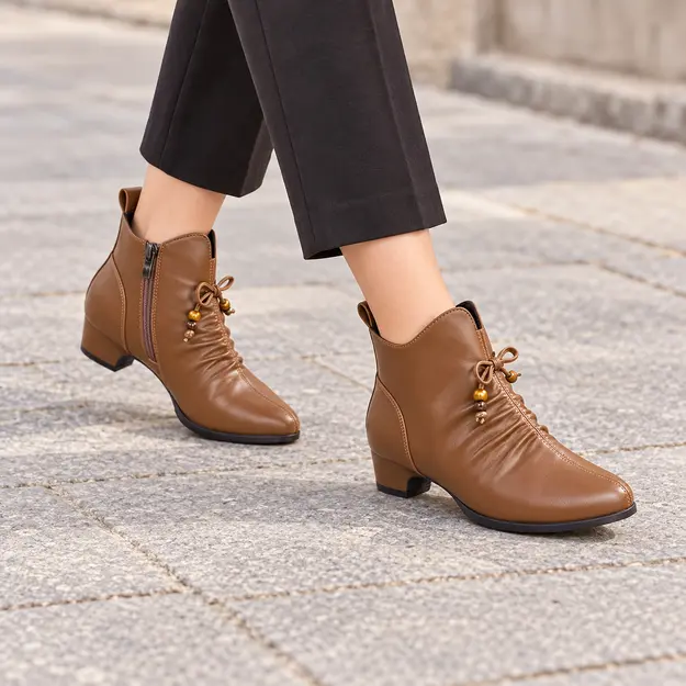 bottines femme marron a lacets et doublure peluche portees en marchant avec un pantalon sombre 45219