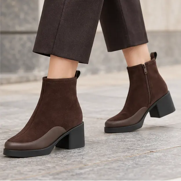 bottines femme marron a talon carre et zip portees en marchant avec un pantalon sombre 45247