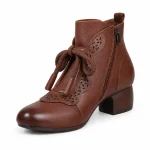 bottines femme marron a zip et talon carre vue de trois quarts sur fond blanc 45214