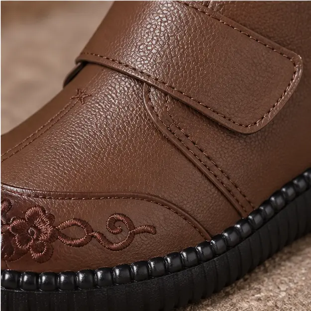 bottines femme marron doublees a semelle epaisse detail des broderies et de la bride 45242