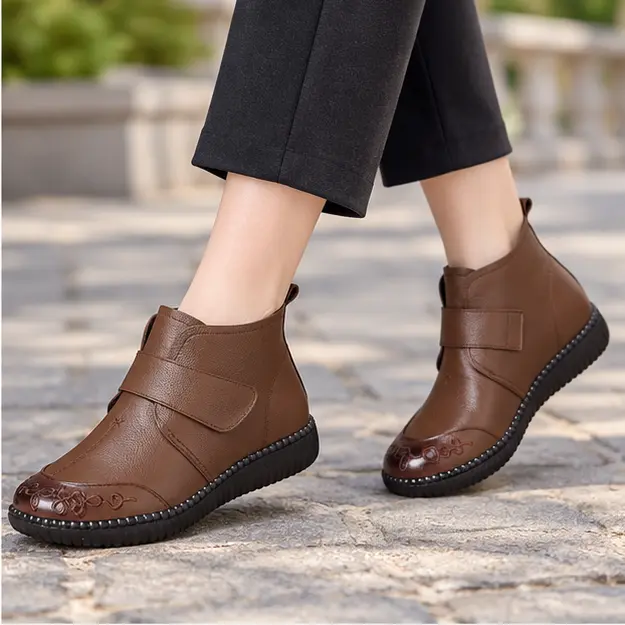 bottines femme marron doublees a semelle epaisse portees en marchant avec un pantalon sombre 45242