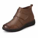 bottines femme marron doublees a semelle epaisse vue de trois quarts sur fond blanc 45242