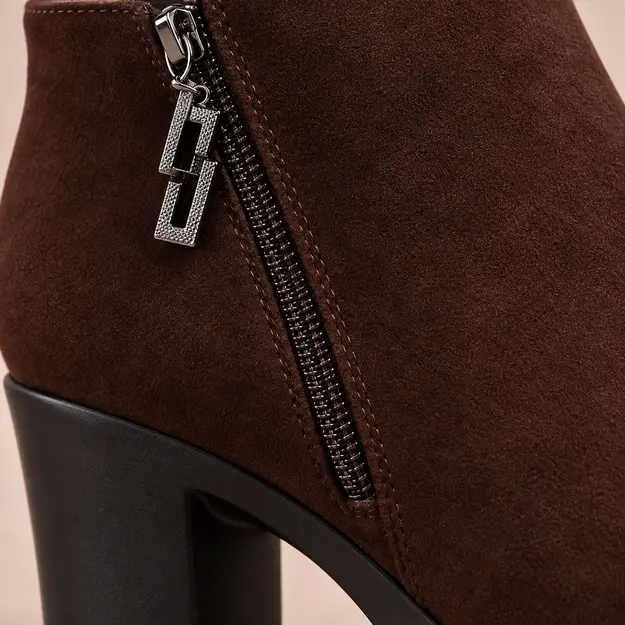 bottines femme marron effet suede a haut talon detail du zip lateral et de la finition veloutee 45134