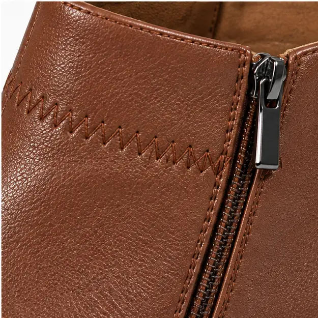 bottines femme marron fonce a talon carre et bout pointu detail du zip et de la couture en zigzag 45244