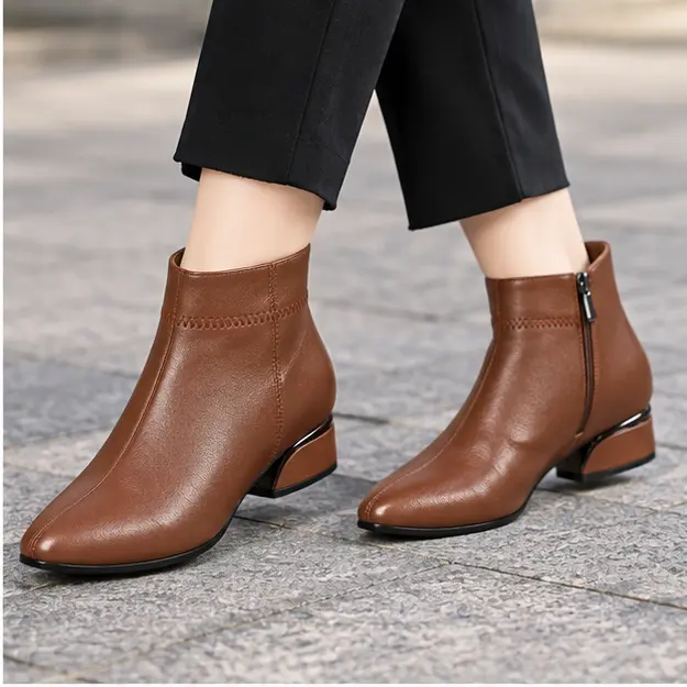 bottines femme marron fonce a talon carre et bout pointu portees en marchant avec un pantalon sombre 45244