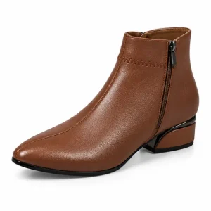 bottines femme marron fonce a talon carre et bout pointu vue de trois quarts sur fond blanc 45244