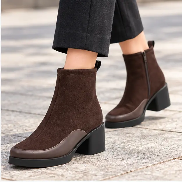 bottines femme marron fourrees a talon carre et zip portees en marchant avec un pantalon sombre 45248