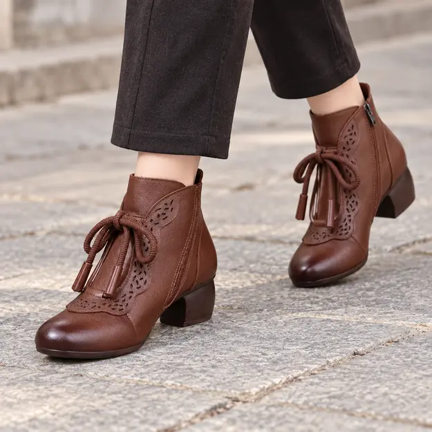 bottines femme marron fourrees a zip et talon carre portees en marchant avec un pantalon sombre 45213