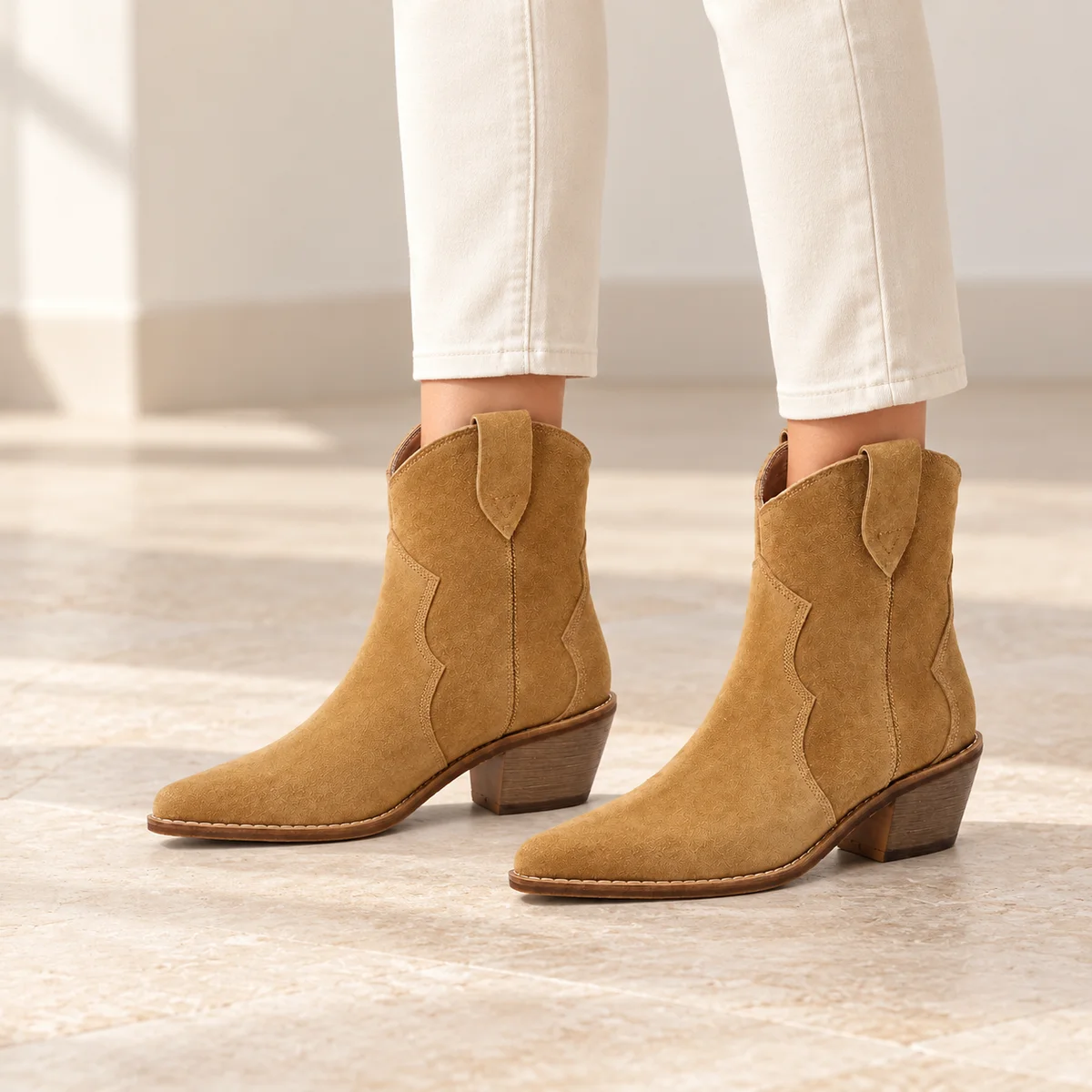 bottines femme marron western non fourrees portees par une femme