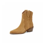 bottines femme marron western non fourrees sur fond blanc