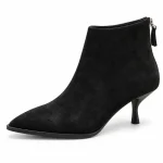 bottines femme noires a petit talon fin vue de trois quarts sur fond blanc 45152