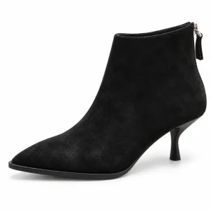 bottines femme noires a petit talon fin vue de trois quarts sur fond blanc 45152